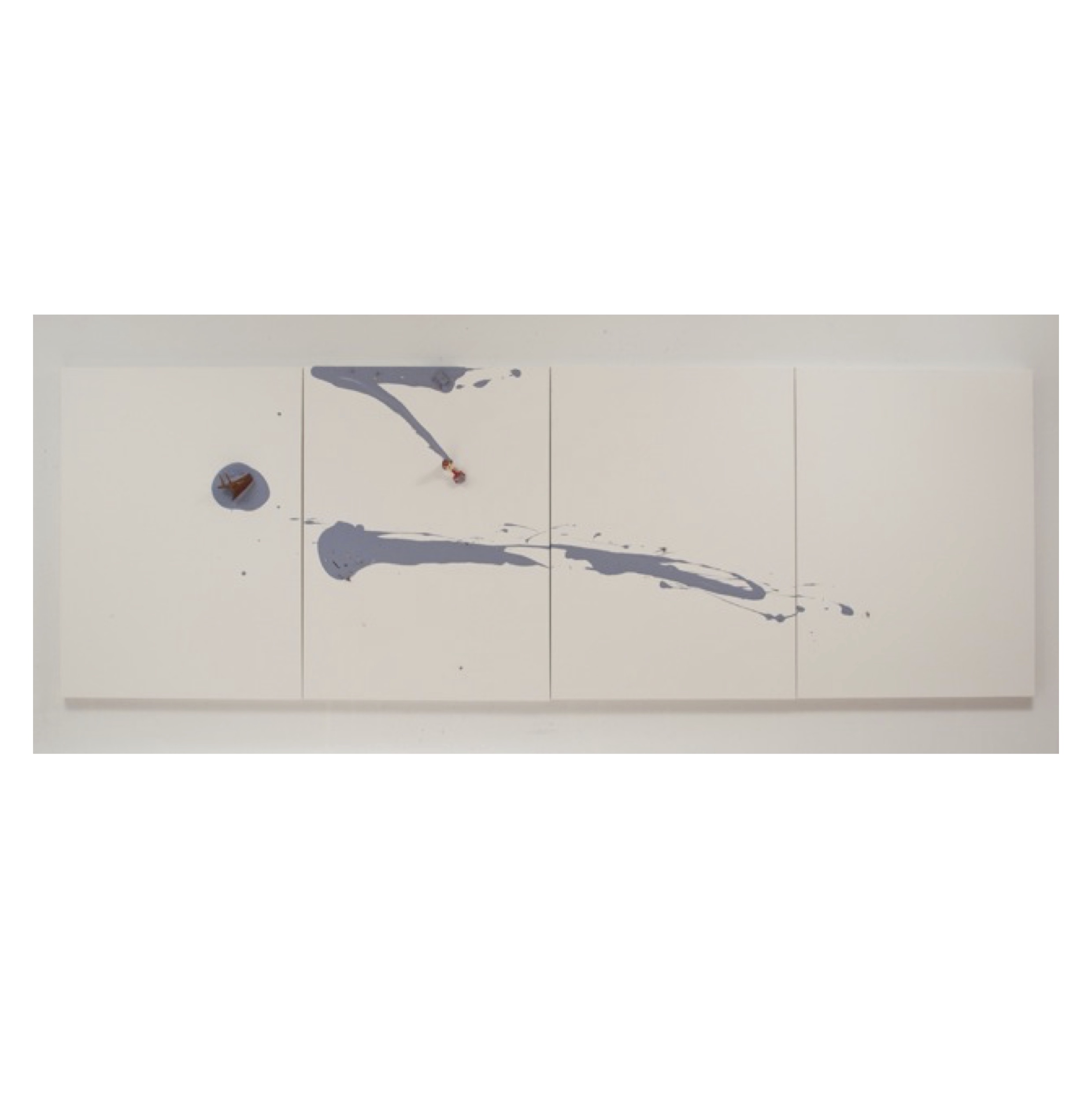 Liliana Porter - Fallen Piano and Other Situations. 2015. Acrilico y ensamblaje sobre lienzo. 101,6 x 304,8 cm