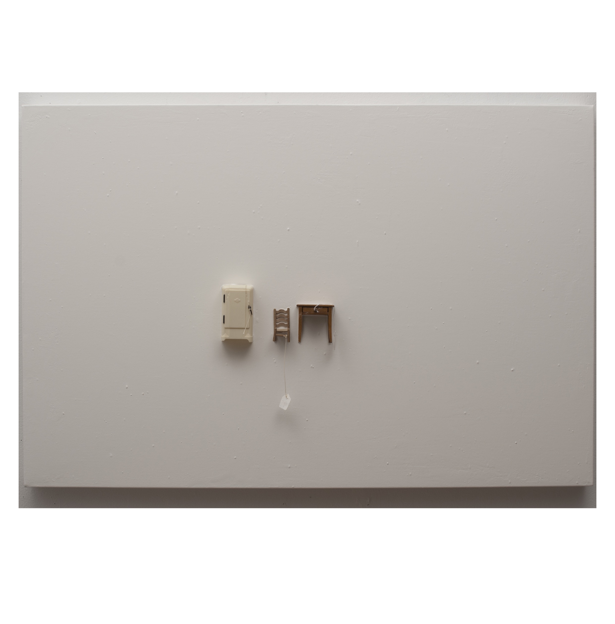 Liliana Porter - For Sale (Refrigerator, chair and Table). 2018. Acrilico y ensamblaje sobre lienzo. 71 x 91,4 x 8,9 cm.