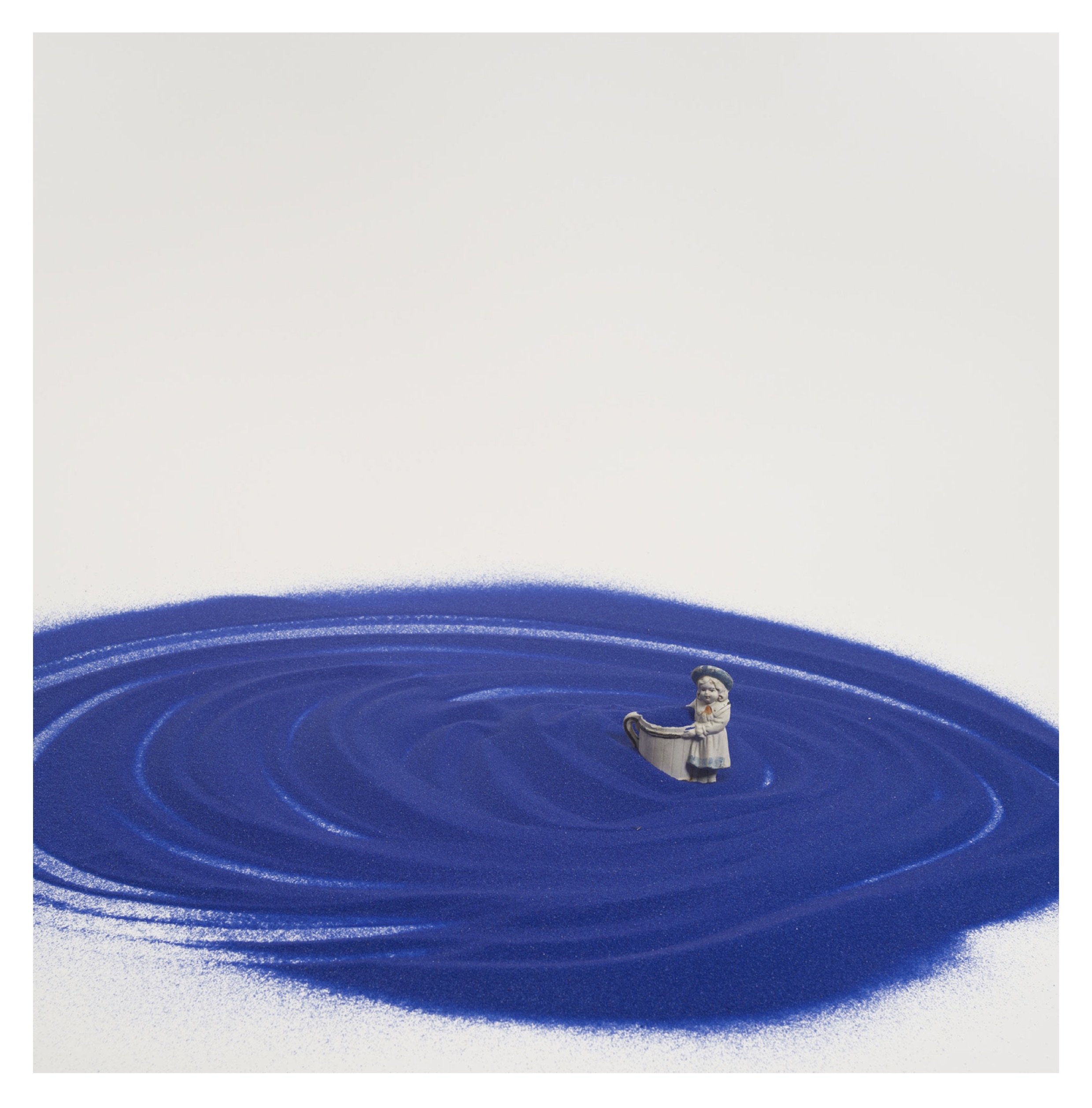 Liliana Porter - Girl With Blue Sand. 2016. Fotografía Fuji-Flex C-print. 61 x 91,5 cm. Detalle