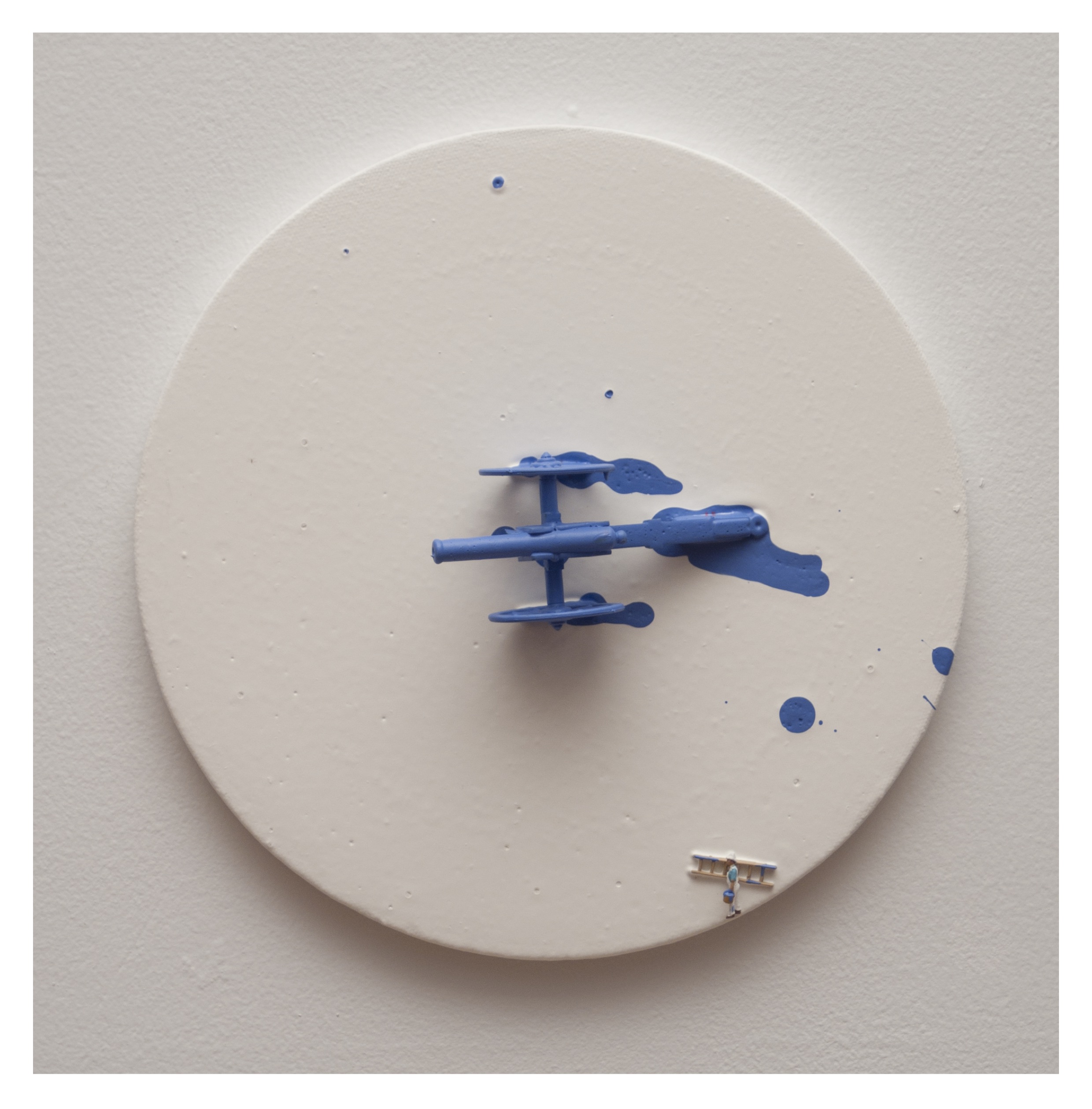 Liliana Porter - To Paint Blue. 2015. Acrílico y ensamblaje sobre lienzo. 25,4 cm ø