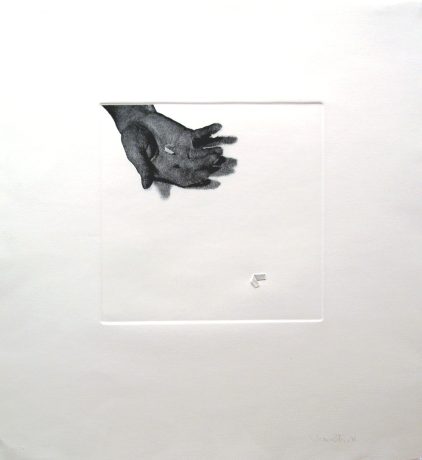 Liliana Porter .- Hand (With paper). 1973. Fotograbado y collage. 30 x 30 cm.