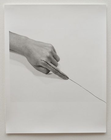 Liliana Porter .- Untitled (Line). 1973. Gelatina de plata y grafito-. 35,5 x 28 cm