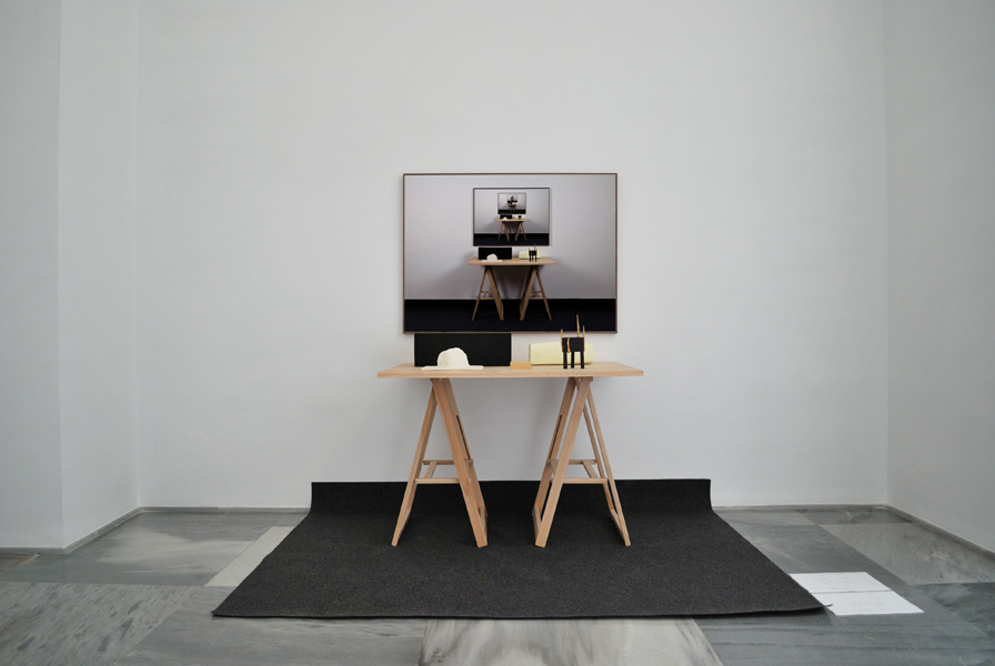 Miguel Ángel Gaüeca .- Table. 2012. Intalación / Mesa, fotografía y objetos. 180 x 80 x 110 cms