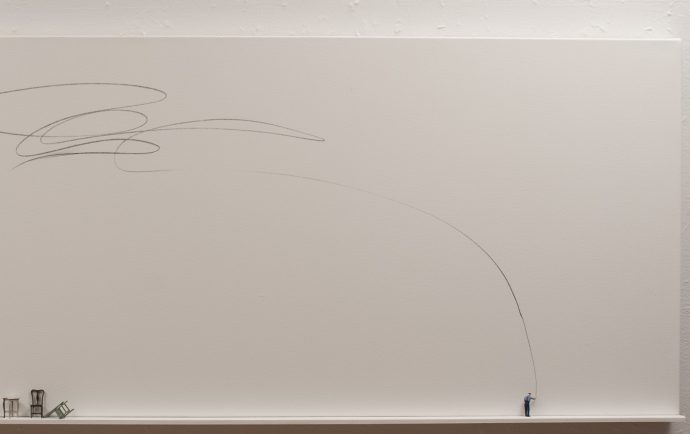 Liliana Porter .- Untitled With Two Chairs. 2020. Acrílico y ensamblaje sobre leinzo. 67,31 x 198,12 x 8,89 cm. Detalle 